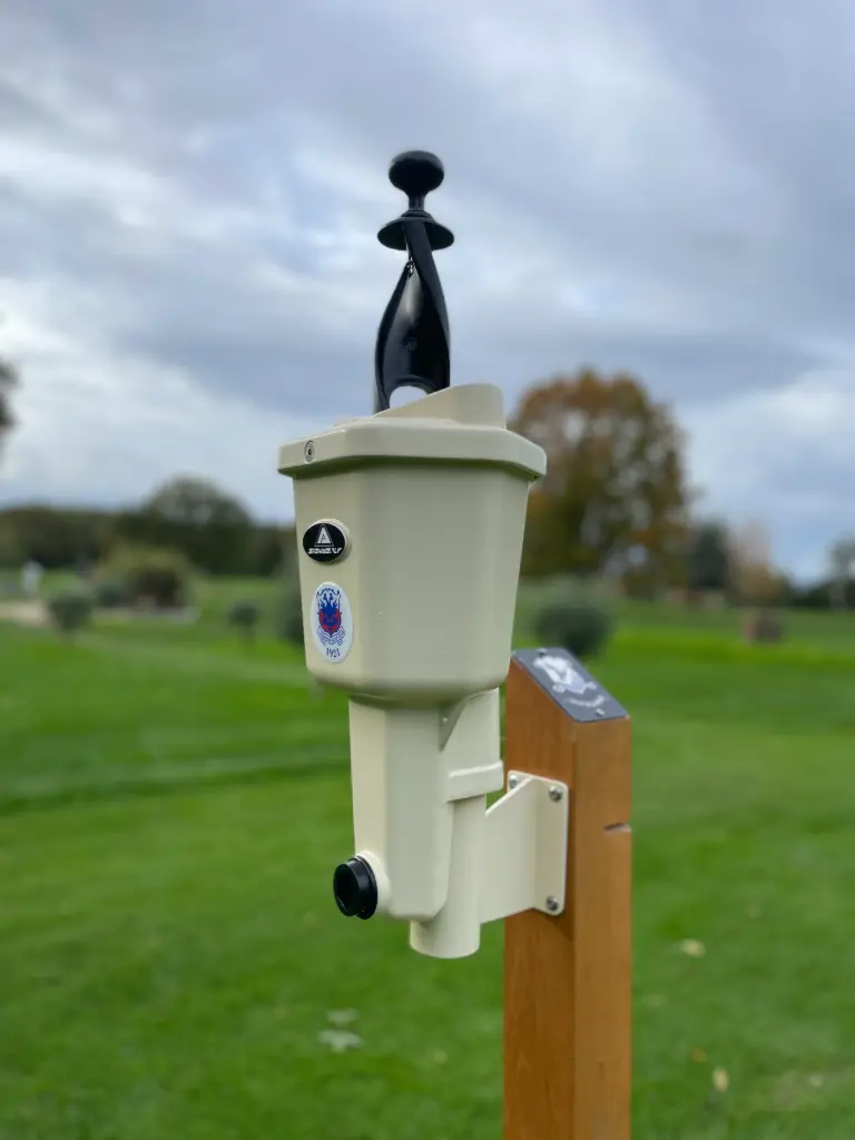 Poteau en bois avec logo pour support lave balle